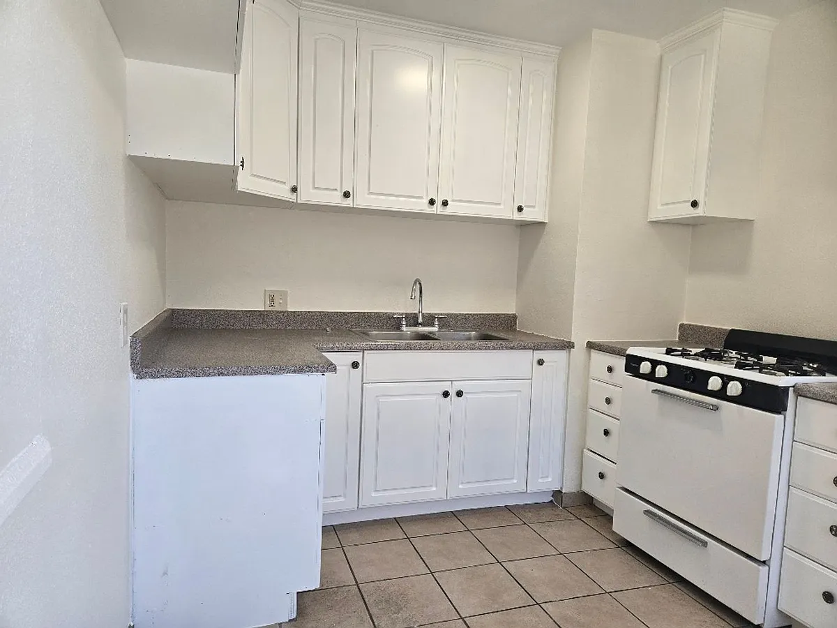 Building Photo - 15904 Sherman Way #3