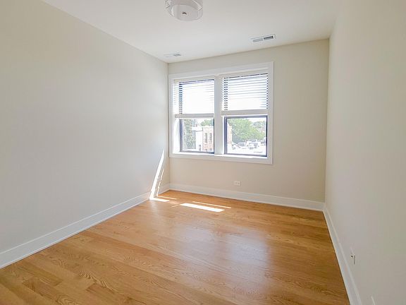 3rd image of 2020 1/2 W Montrose Ave #3B