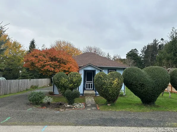351 Lexington Ave NE, Bandon, OR 97411