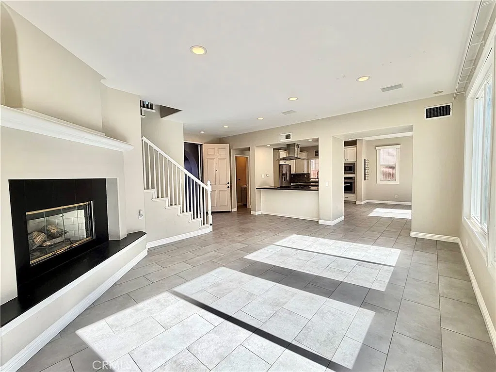 4 bed, 3.5 bath, 2100 sqft, $5,950 — Photo 2