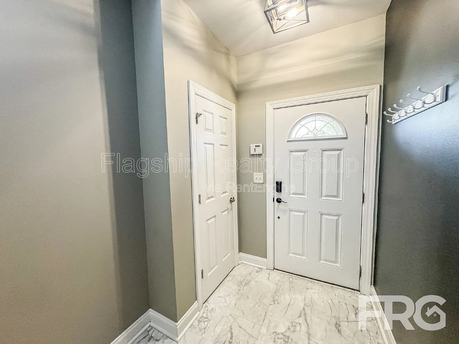 3 bed, 2.0 bath, 1921 sqft, $1,795 — Photo 2