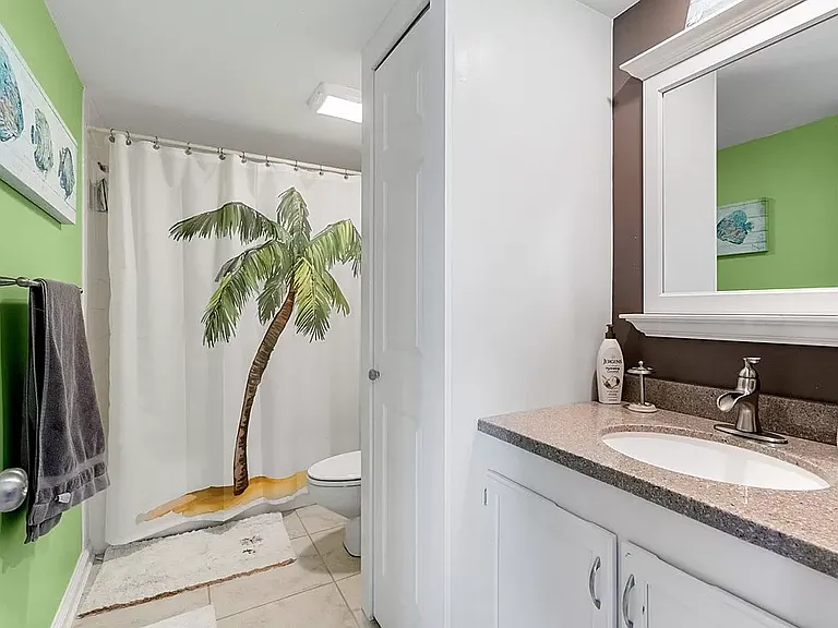445 E Waverly Pl — Photo 4