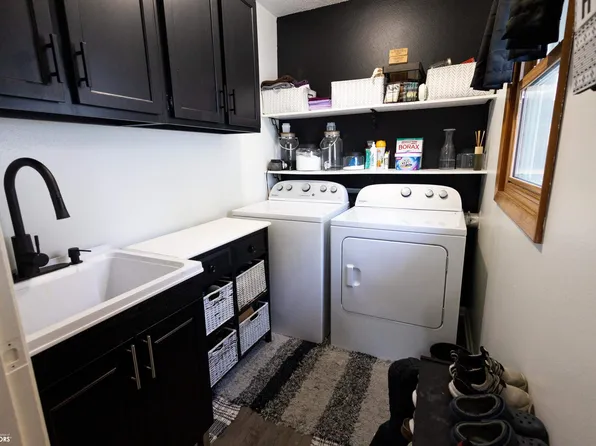 500 N 11th St, Chariton, IA 50049