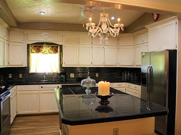 Beautiful updated kitchen all appliances included