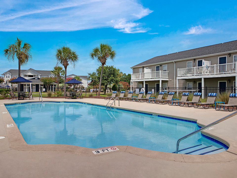 Resort-style Swimming Pool and Deck