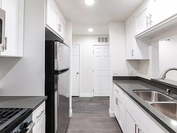 5th image of 1943 Tamarind Ave #101