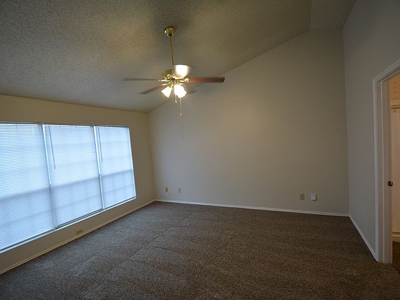 5th image of 2613 Dahlia Dr