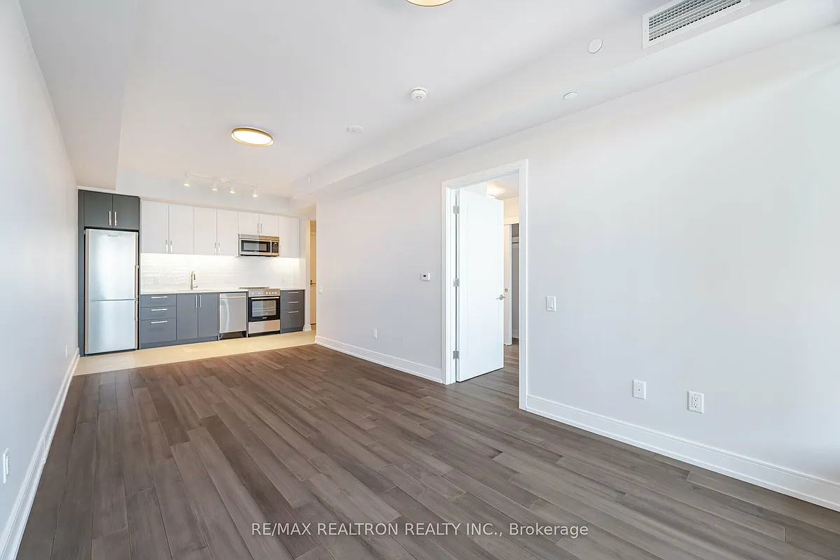 Photo 2 of 38 - 2525 Bathurst St #810 - Toronto, ON Building Photo - 2525 Bathurst St #810