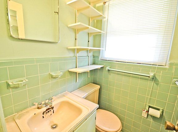 4th image of 808 W Woodlawn Ave