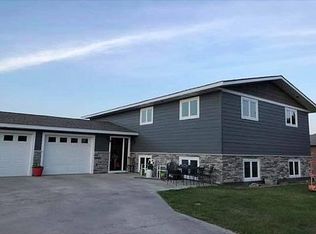 809 9th Ave SW, Jamestown, ND 58401