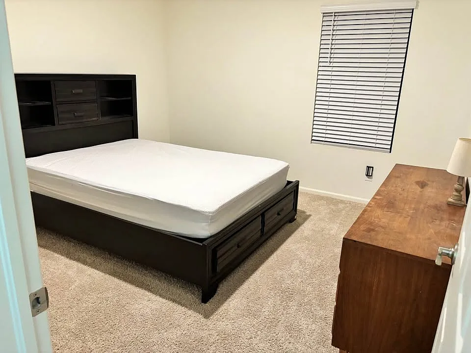 5 bed, 3764 sqft, $900 — Photo 4