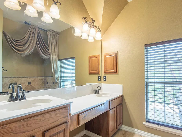 1169 London Dr — Photo 15