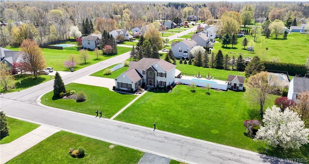 6900 Amanda Ln, Lockport, NY - View 3