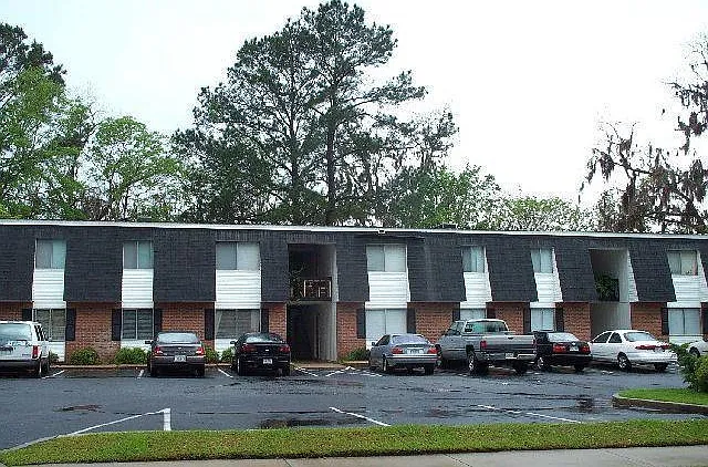 University Square Apartments — Photo 20