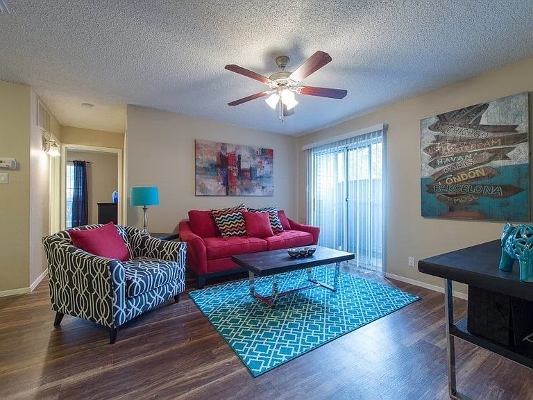 6808 S Interstate Highway 35 Frontage Rd #111 — Photo 1
