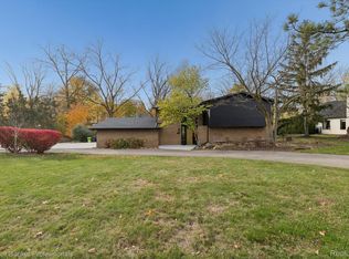 18275 Edenderry St, Northville, MI 48168