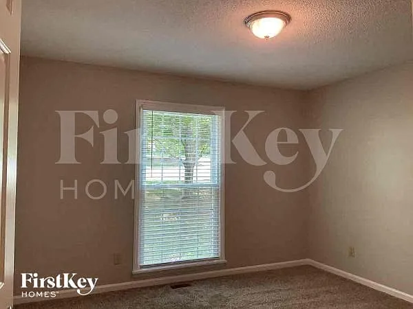749 Lois Ln — Photo 6