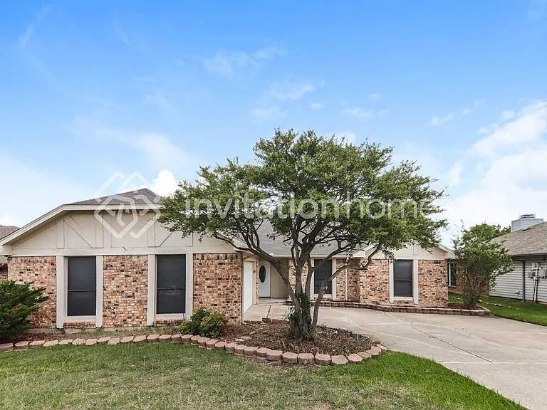 1717 Brighton Dr — Photo 1