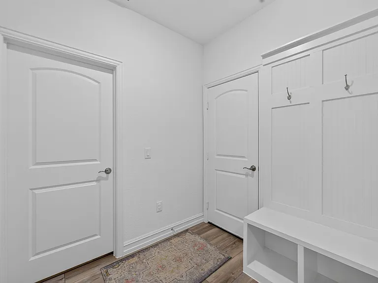 1109 Nathan Ln — Photo 4