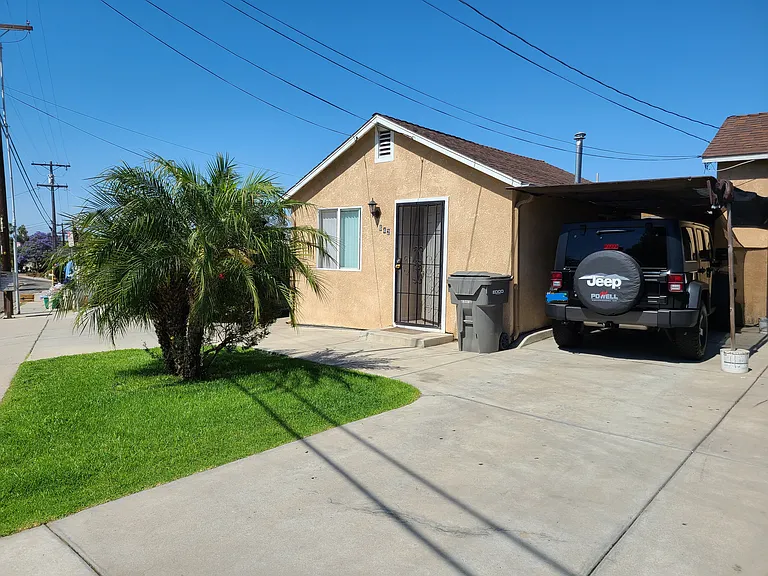 642-642 N Citrus Ave — Photo 1