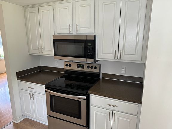 3rd image of 31 Vandine Pl NE