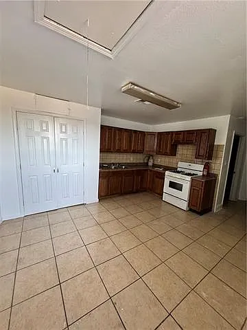 2329 Felicity St — Photo 7