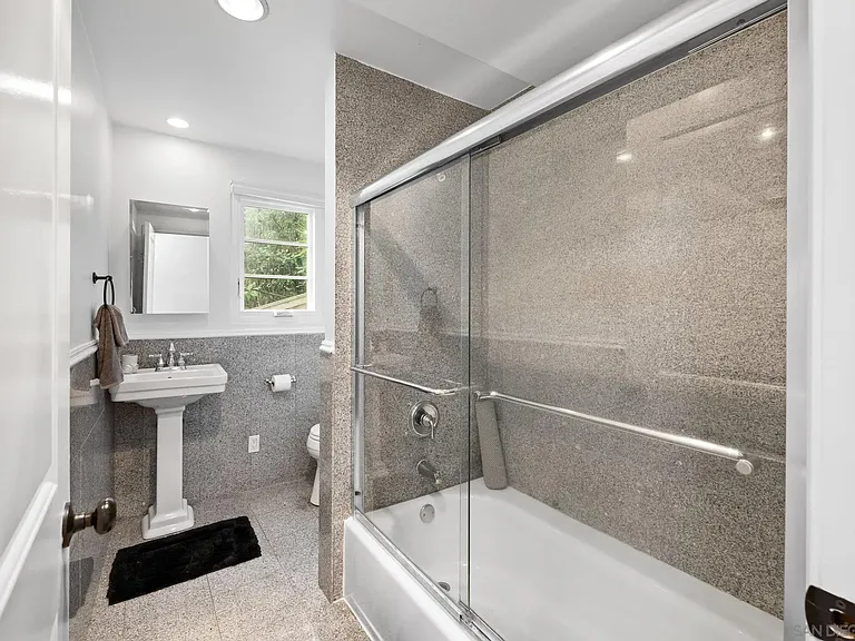 1315 Cave St — Photo 22