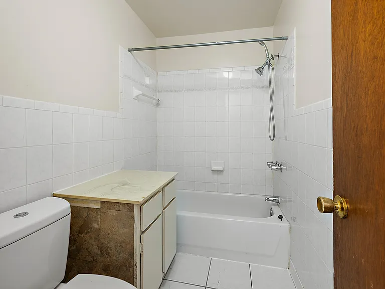 Kings Manor Apartments — Photo 21