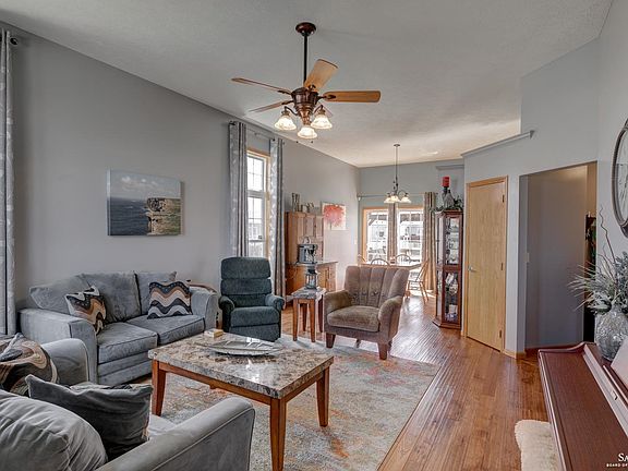 3rd image of 620 Joanie Ln