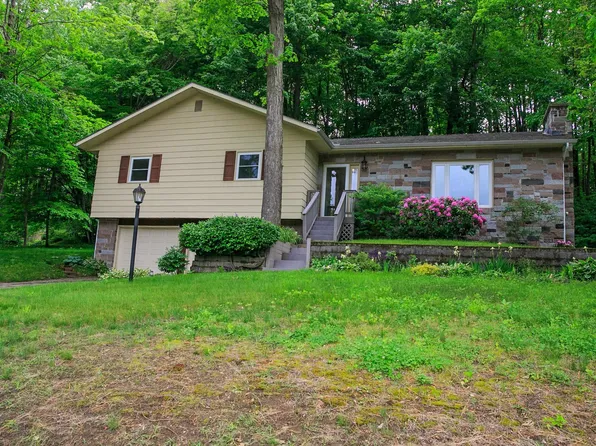 10 Greenbriar Drive, Essex, VT 05452