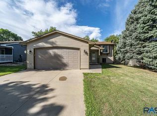 813 N Savannah Dr, Sioux Falls, SD 57103