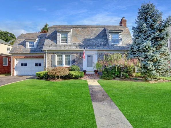 39 Atlas Avenue, Malverne, NY 11565