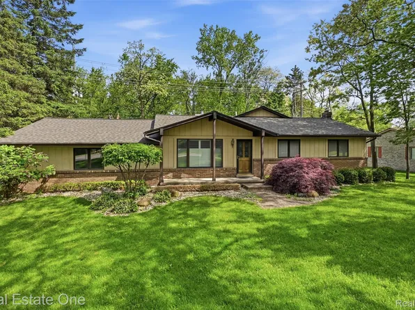 6920 Pontiac Trl, West Bloomfield, MI 48323