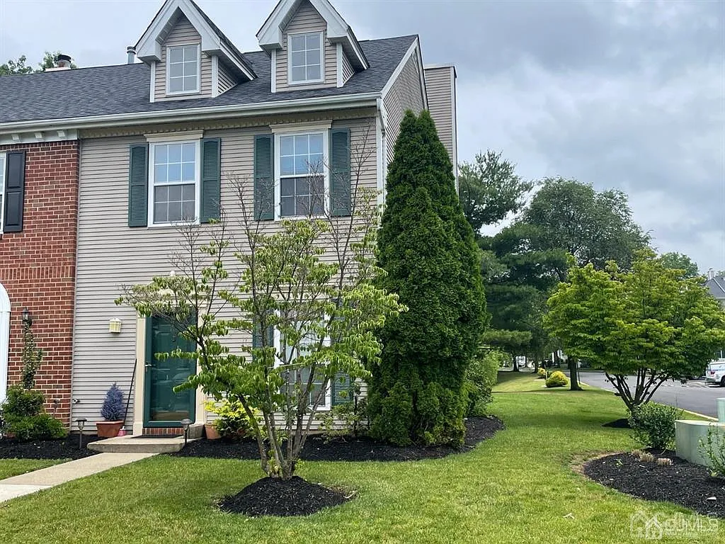 102 Goodwin Dr photo 1