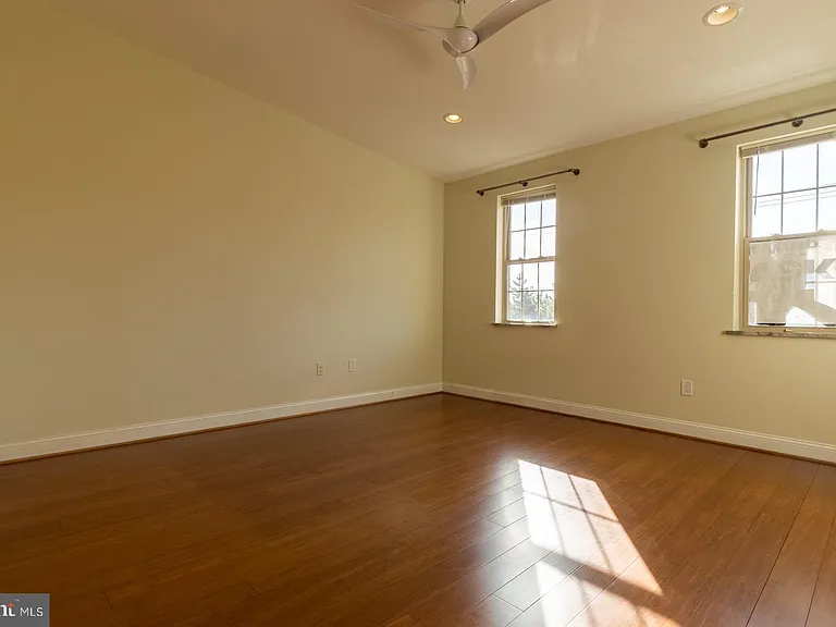 235 W Jefferson St — Photo 10