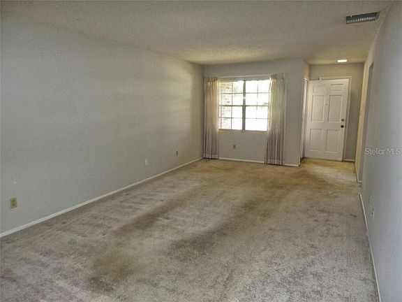 3rd image of 1221 Carriage Ln