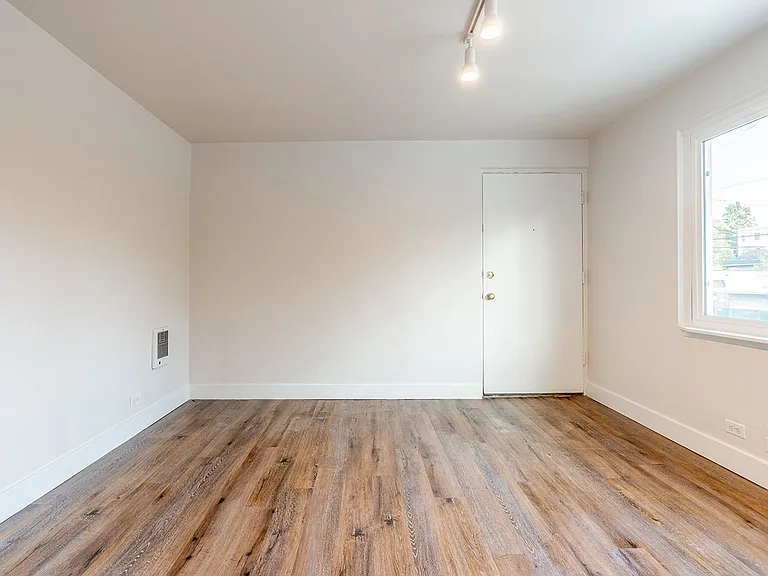 Westernaire Apartments — Photo 20