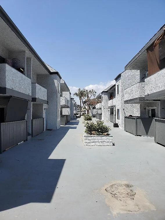 Gilmore/Hamlin Apartments — Photo 2