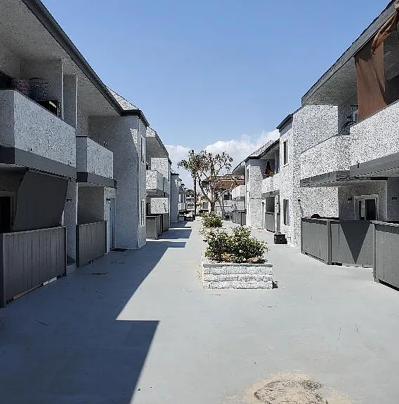 Gilmore/Hamlin Apartments — Photo 2