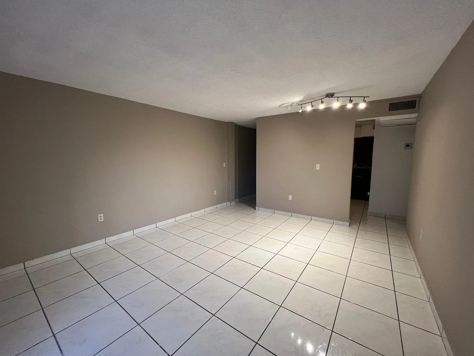 2 bed, 900 sqft, $2,400 — Photo 4