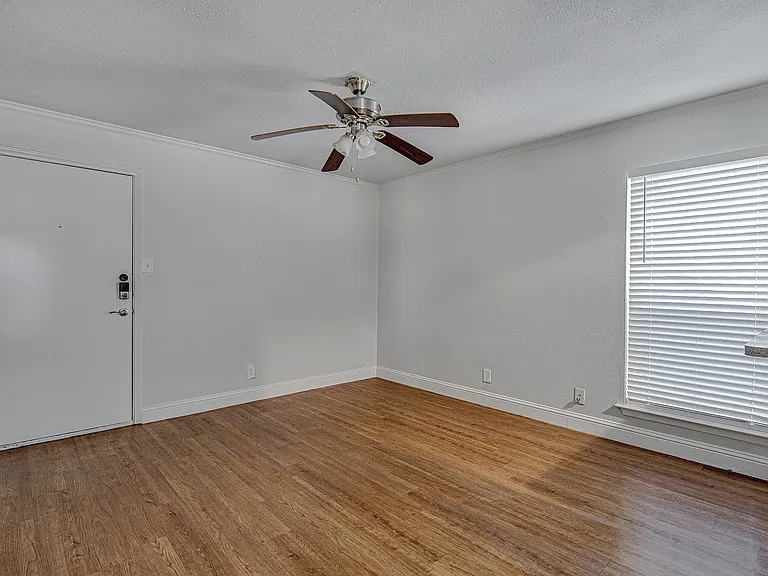 304 E Mitchell St — Photo 7