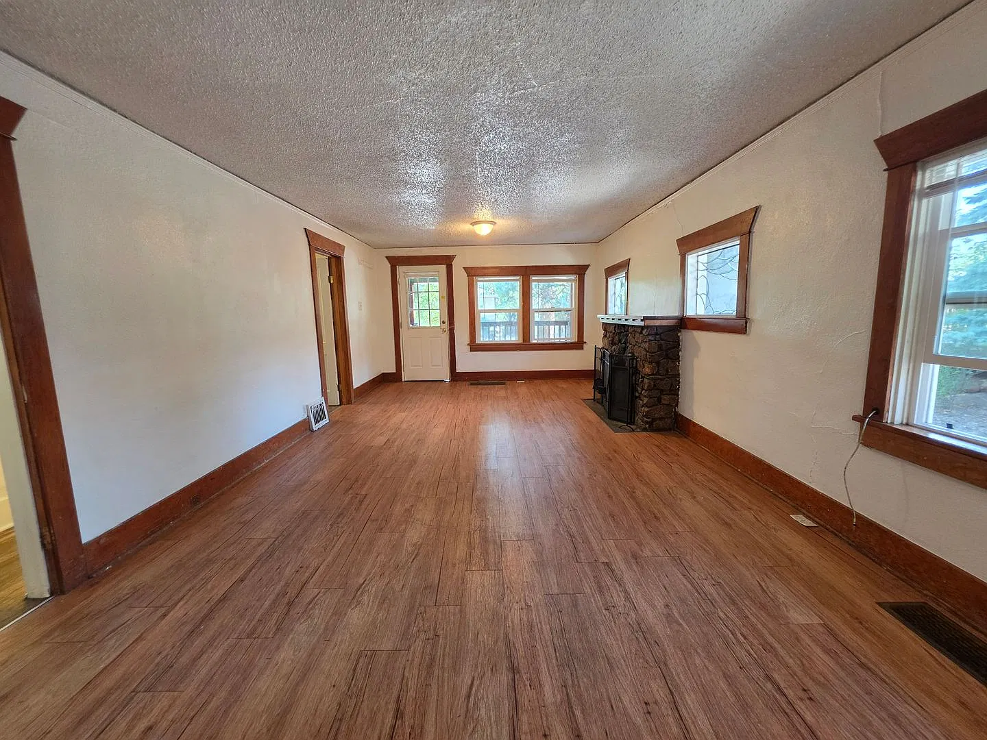 4 bed, 2 bath House On The Hill! — Photo 3