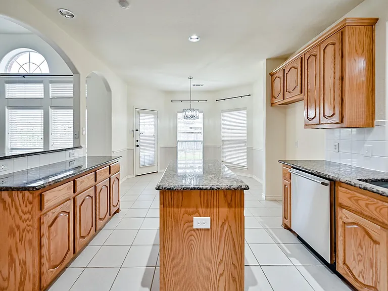 2716 Eastland Dr — Photo 12