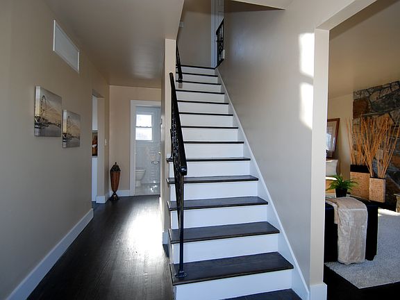 4th image of 18 Robert Ln