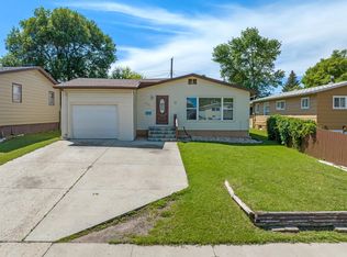 1304 4th St SW, Minot, ND 58701