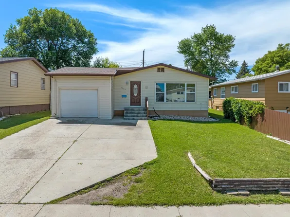 1304 4th St SW, Minot, ND 58701