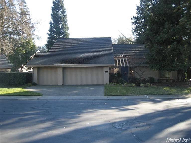 Front w/ 3 Car Garage