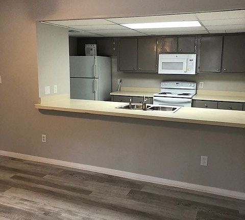4th image of 15241 Parkwood Dr N Unit B-1