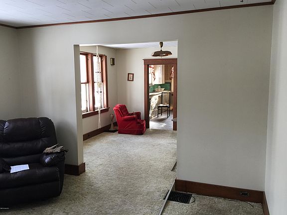 5th image of 829 W Grand Ave