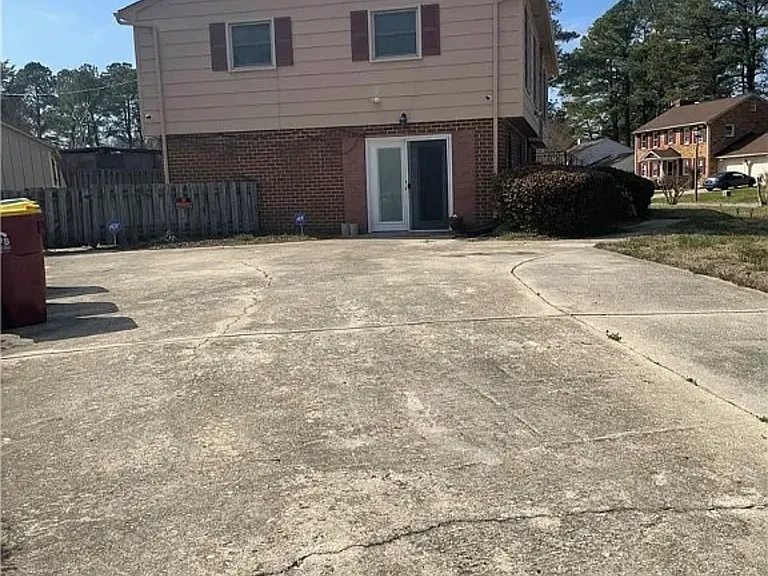 220 Greenwood Dr — Photo 3